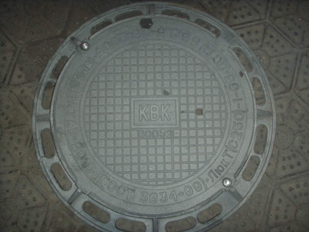 Люк важкий каналізаційний